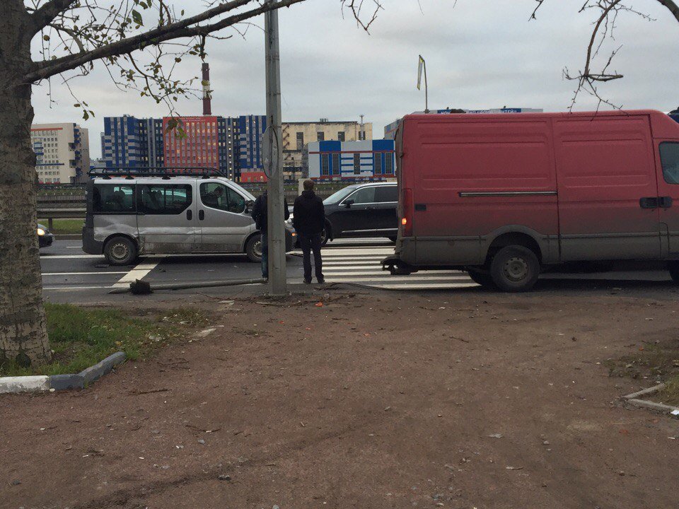 Массовое ДТП на Октябрьской набережной в Петербурге (1).jpg