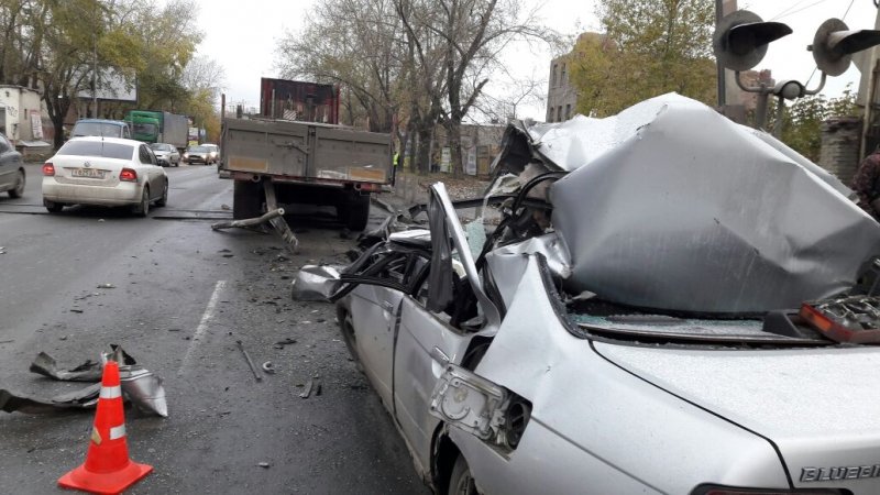 В Екатеринбурге Nissan влетел в фуру: погиб водитель В Екатеринбурге Nissan влетел в фуру погиб водитель (4).jpg