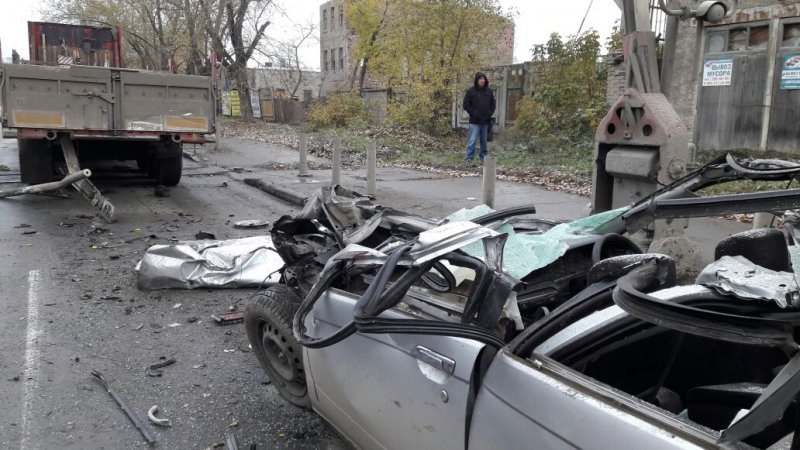 В Екатеринбурге Nissan влетел в фуру: погиб водитель В Екатеринбурге Nissan влетел в фуру погиб водитель (3).jpg