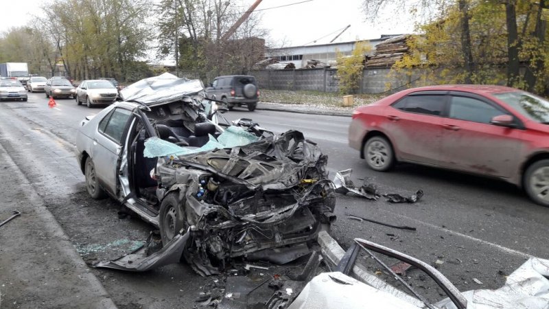 В Екатеринбурге Nissan влетел в фуру: погиб водитель В Екатеринбурге Nissan влетел в фуру погиб водитель (1).jpg