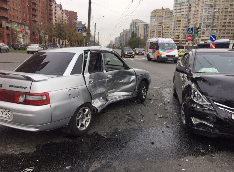 В ДТП на Ленинском в Петербурге пострадала девочка (3).jpg