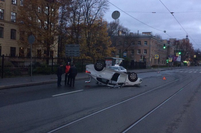 В Петербурге после ДТП KIA перевернулась на крышу В Петербурге после ДТП KIA перевернулась на крышу (2).jpg