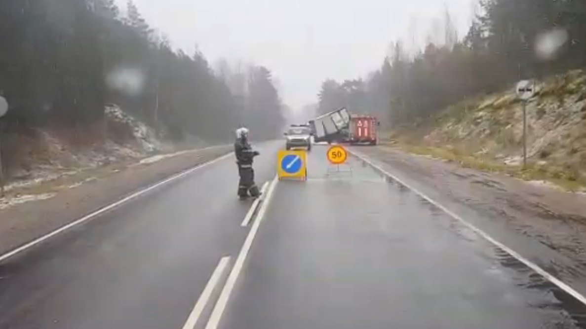 Два водителя «Газелей» погибли в тройном ДТП под Псковом на автодороге «Петербург — Невель» столкнулись две грузовые «Газели»