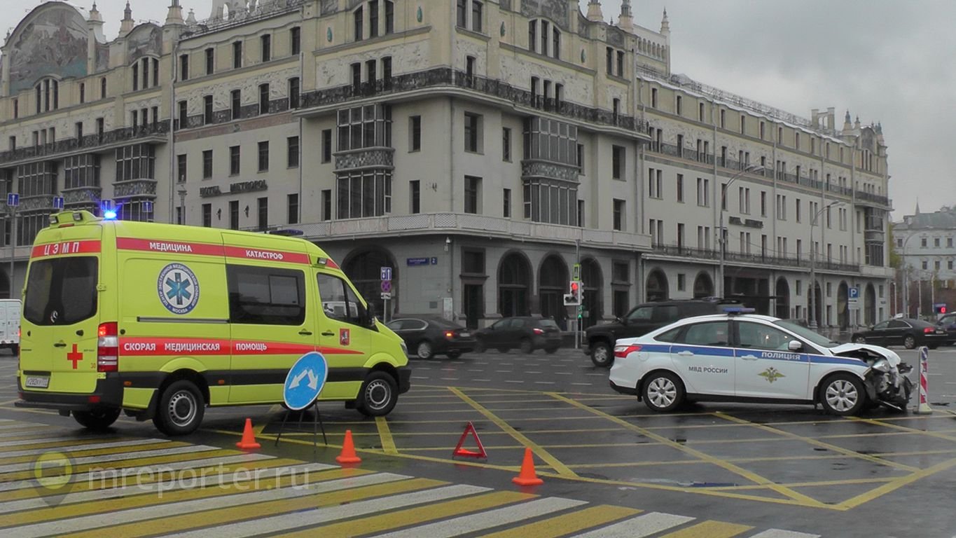 ДТП в Москве, полицейский автомобиль и машина с номером А403МР97