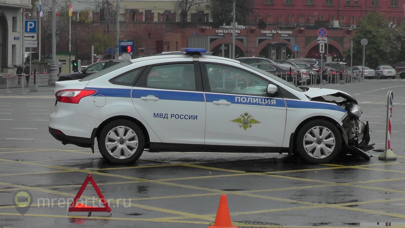 ДТП в Москве, полицейский автомобиль и машина с номером А403МР97