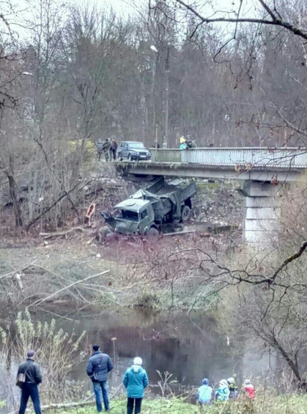 Военный КамАЗ упал с моста под Лугой, 30.10.2016
