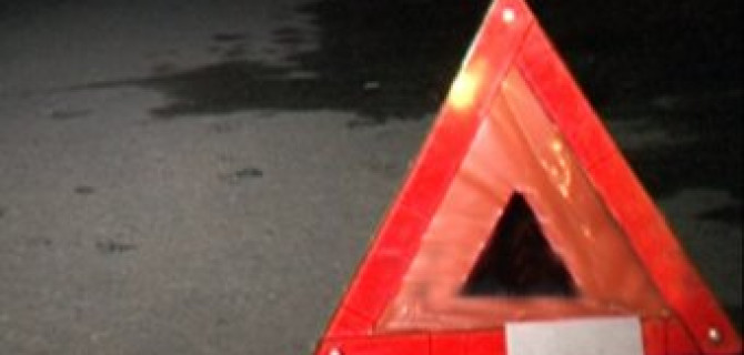 В Москве после ДТП автомобиль врезался в остановку