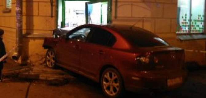 В Петербурге автомобиль врезался в магазин, сбив пешехода