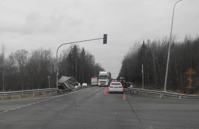В ДТП с фурой под Тосно погибли два человека (5).jpg