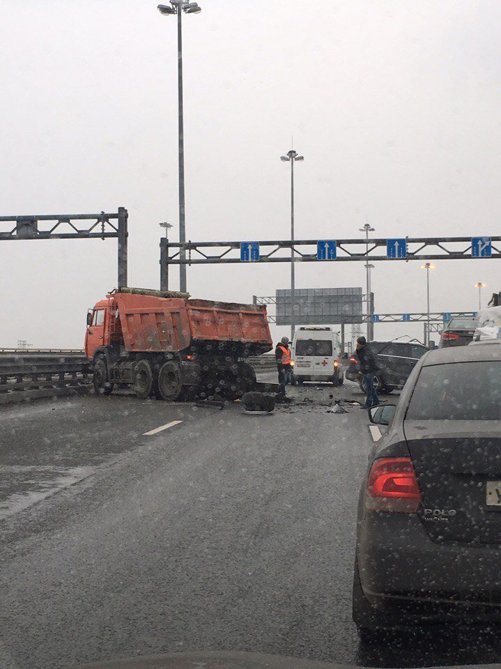 На КАД у Таллинского шоссе в ДТП погиб человек На КАД у Таллинского шоссе в ДТП погиб человек (4).jpg