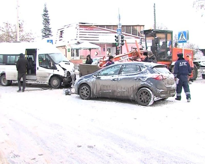 В ДТП с маршруткой в Тюмени пострадали пять человек, включая детей В ДТП с маршруткой в Тюмени пострадали пять человек, включая детей (3).jpg