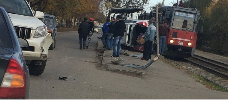 В Краснодаре иномарка врезалась в остановку и перевернулась (1).jpg