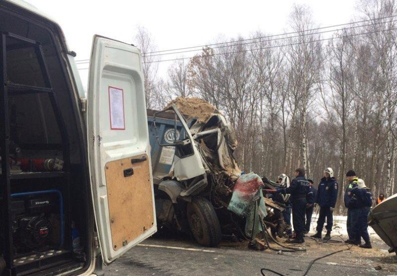 В ДТП с двумя фурами в Подмосковье погибли оба водителя В ДТП с двумя фурами в Подмосковье погибли оба водителя (3)