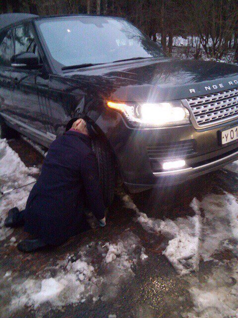 В Москве Range Rover убил водителя при попытке поменять колесо В Москве Range Rover убил водителя при попытке поменять колесо (2)