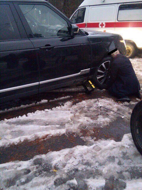 В Москве Range Rover убил водителя при попытке поменять колесо В Москве Range Rover убил водителя при попытке поменять колесо (1)