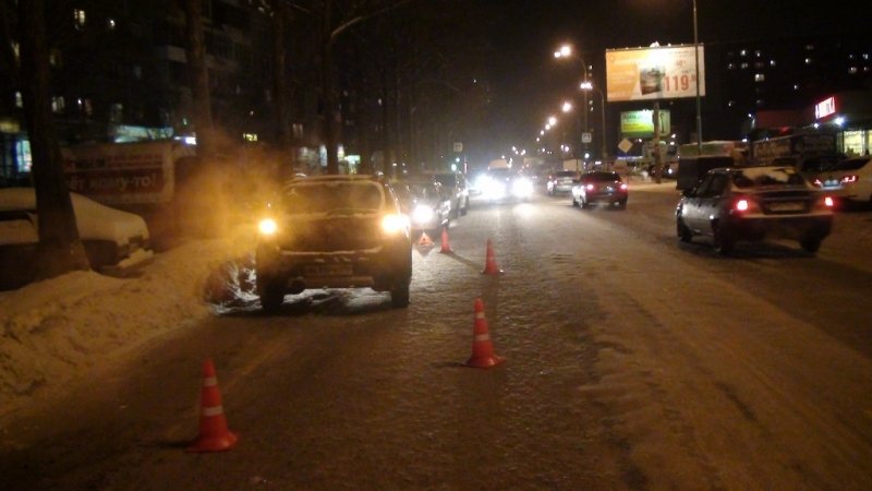 В Екатеринбурге на улице Пехотинцев сбили человека (3)