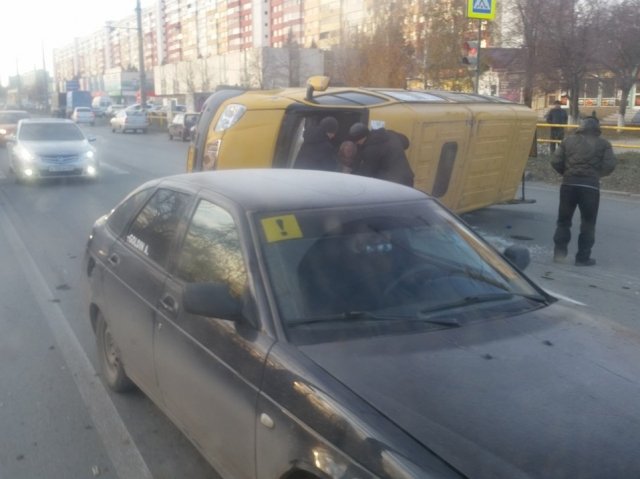 В Тольятти в ДТП с перевернувшейся маршруткой пострадали люди В Тольятти в ДТП с перевернувшейся маршруткой пострадали люди (2)