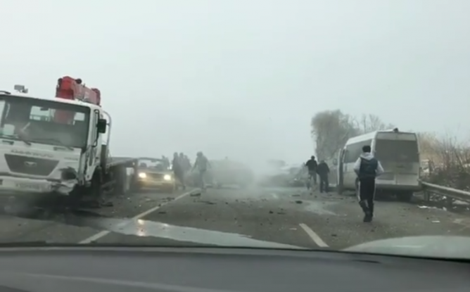 На трассе Пятигорск-Баксан столкнулись около 10 автомобилей На трассе Пятигорск-Баксан столкнулись около 10 автомобилей (2)