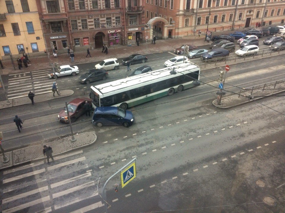 На Лиговском в Петербурге автобус протаранил две машины На Лиговском в Петербурге автобус протаранил две машины (2)