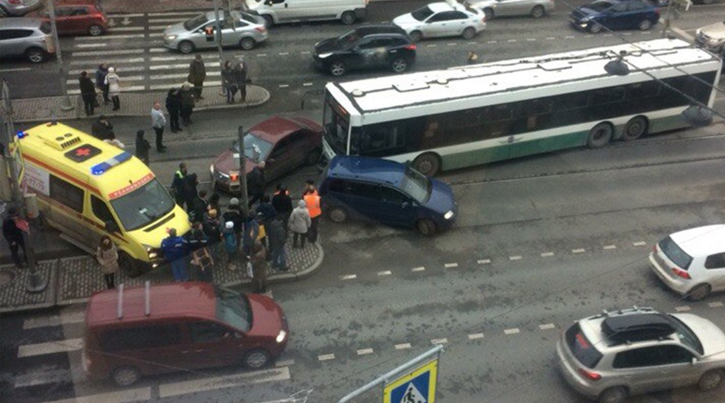 На Лиговском в Петербурге автобус протаранил две машины На Лиговском в Петербурге автобус протаранил две машины (1)