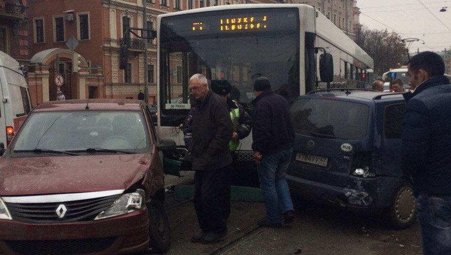На Лиговском в Петербурге автобус протаранил две машины На Лиговском в Петербурге автобус протаранил две машины (3)