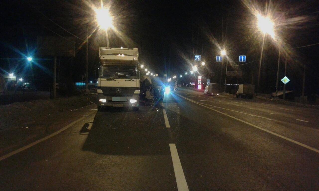 В Тверской области водитель КамАЗа сбежал после смертельного ДТП (1)