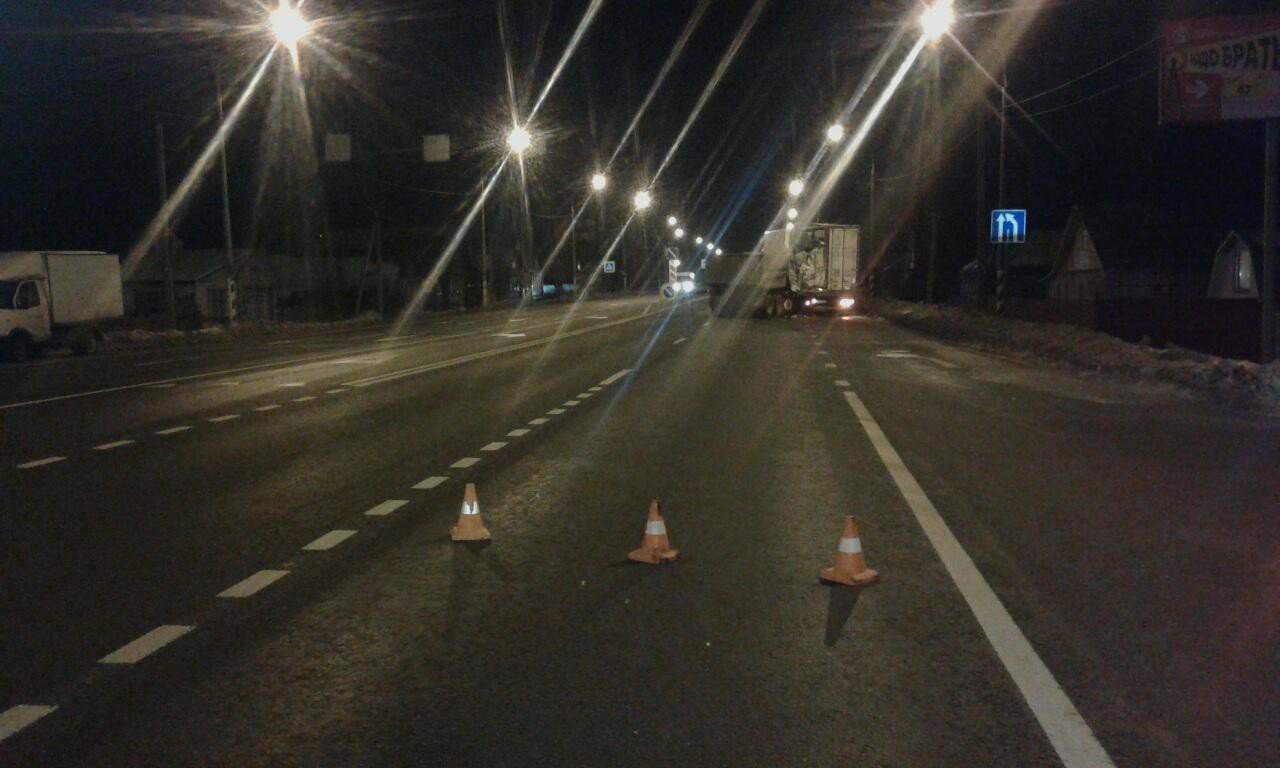 В Тверской области водитель КамАЗа сбежал после смертельного ДТП (2)