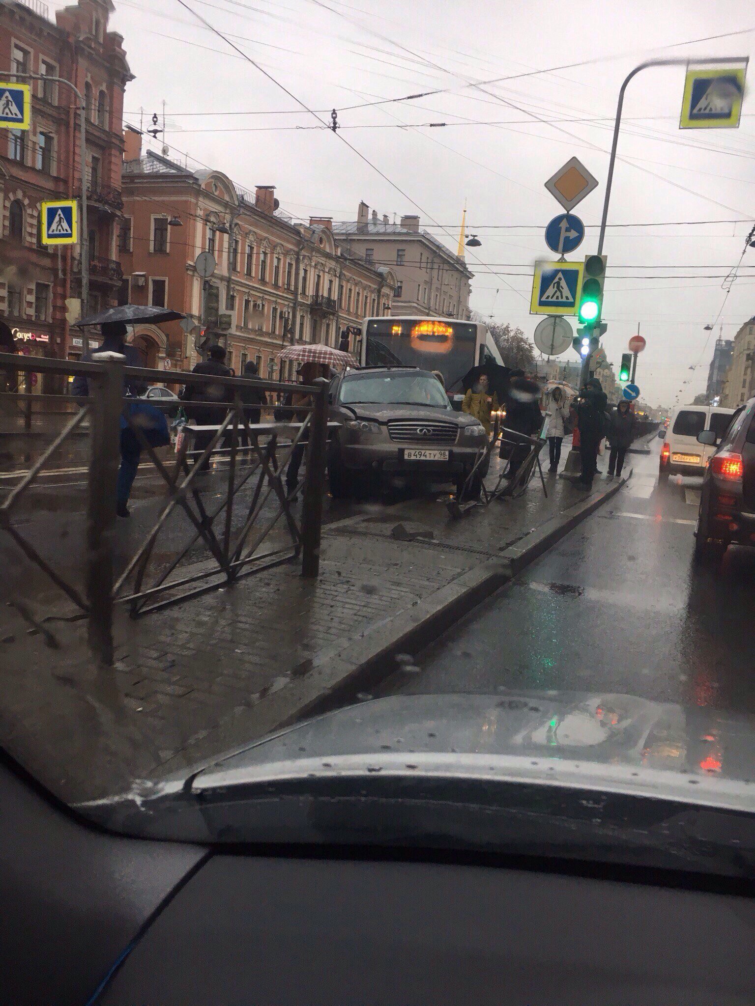 На Лиговском в Петербурге снова случилось ДТП с автобусом На Лиговском в Петербурге снова случилось ДТП с автобусом (2)