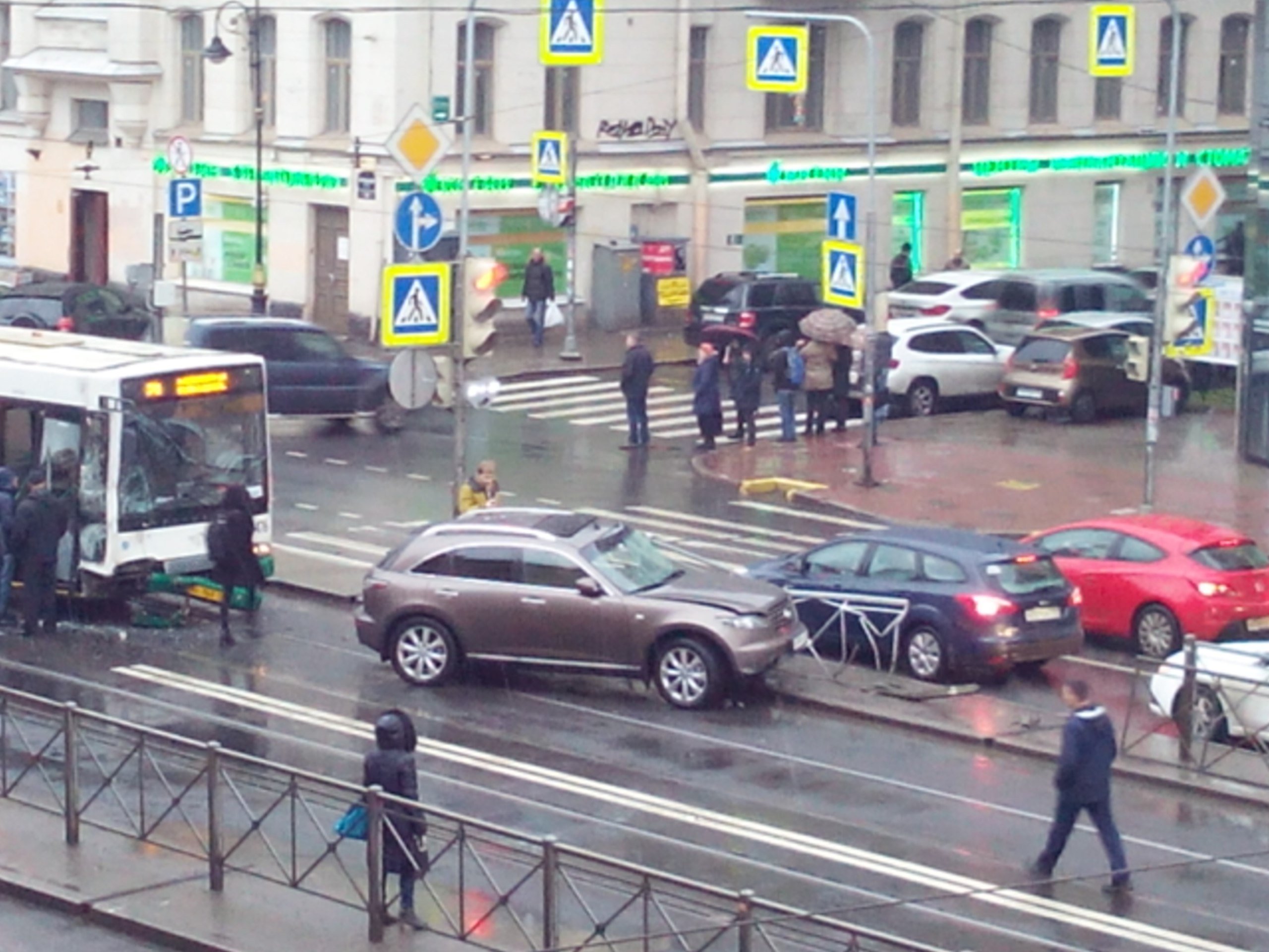 На Лиговском в Петербурге снова случилось ДТП с автобусом На Лиговском в Петербурге снова случилось ДТП с автобусом (4)