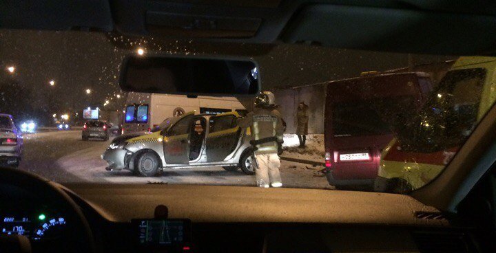 В ДТП на Витебском проспекте в Петербурге пострадали четыре человека, в том числе ребенок (2)