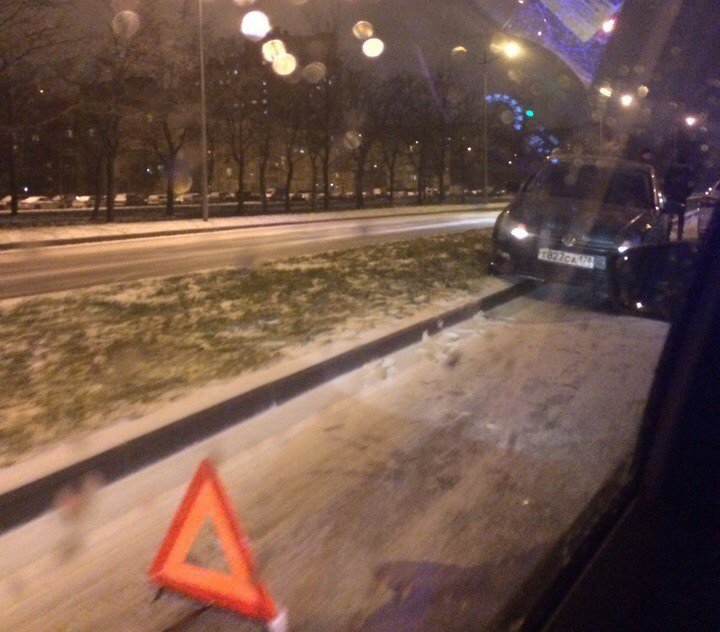 В ДТП на Витебском проспекте в Петербурге пострадали четыре человека, в том числе ребенок (1)