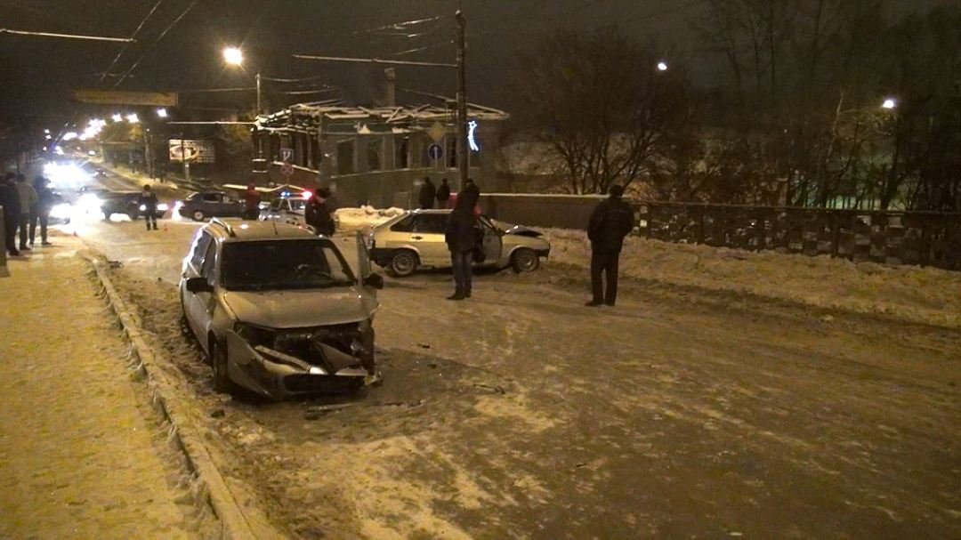 В ДТП на мосту в Вологде погиб молодой водитель ВАЗа (3)