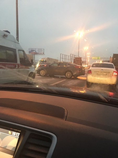 На КАД в Петербурге легковушка попала в ДТП с фурой (3)