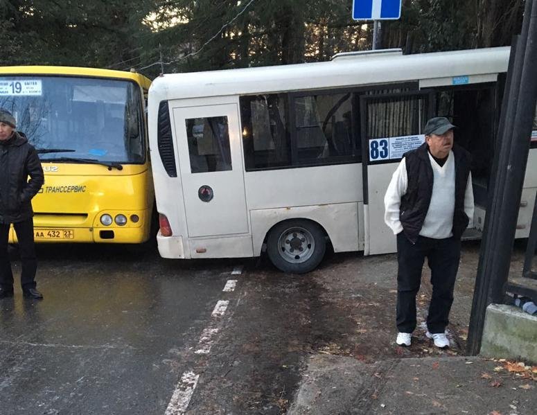 В Сочи из-за гололеда автобус сбил пенсионерку на тротуаре В Сочи из-за гололеда автобус сбил пенсионерку на тротуаре (1)