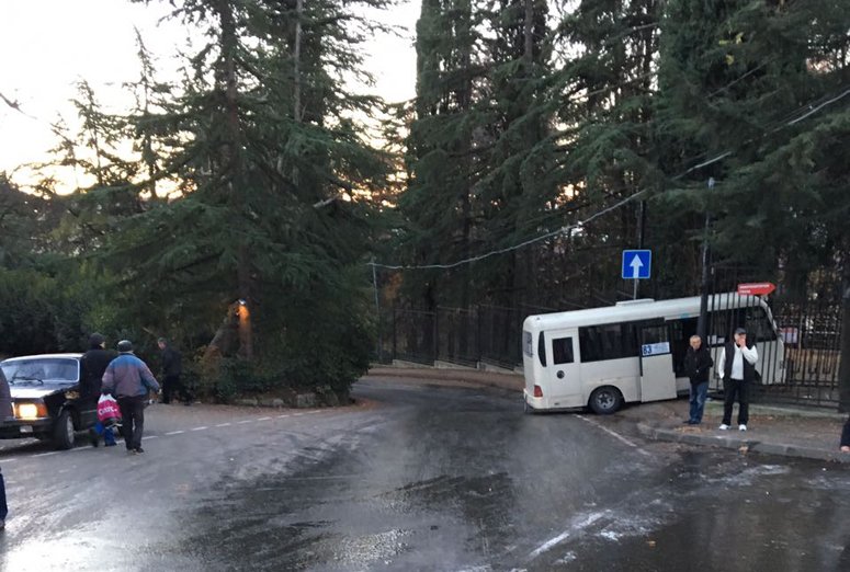 В Сочи из-за гололеда автобус сбил пенсионерку на тротуаре В Сочи из-за гололеда автобус сбил пенсионерку на тротуаре (2)