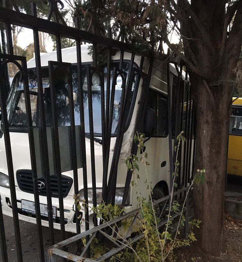 В Сочи из-за гололеда автобус сбил пенсионерку на тротуаре В Сочи из-за гололеда автобус сбил пенсионерку на тротуаре (4)