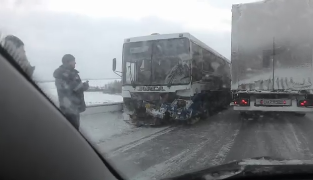В Кузбассе в ДТП с автобусом погибли два человека В Кузбассе в ДТП с автобусом погибли два человека