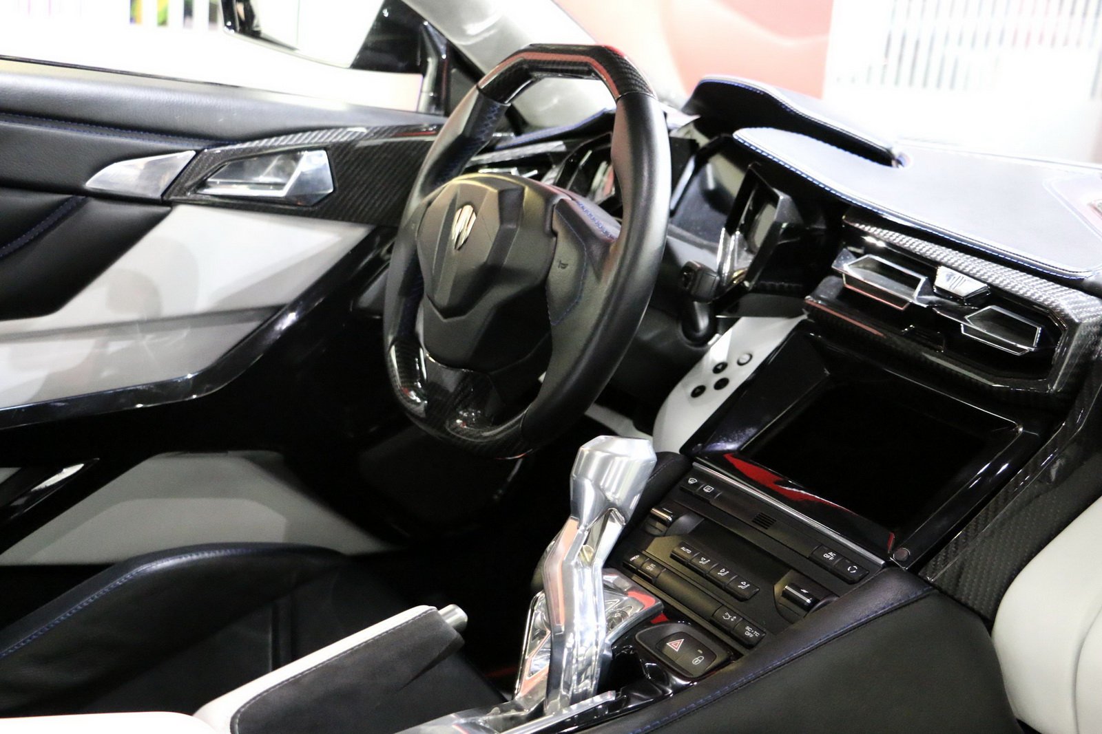 Редчайший гиперкар Lykan HyperSport выставлен на продажу в ОАЭ (3)
