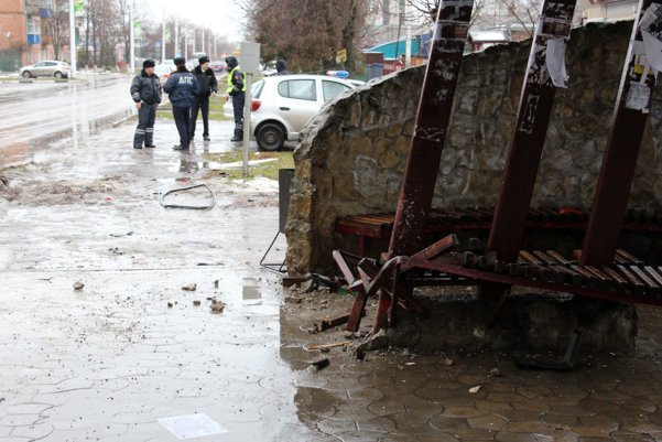На Кубани юный водитель ВАЗа сбил двух женщин на остановке На Кубани юный водитель ВАЗа сбил двух женщин на остановке (2)