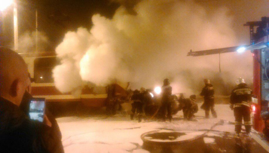 В Петербурге после ДТП с трамваем в автомобиле сгорели два человека (4)