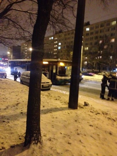 В Петербурге водитель автобуса почувствовал недомогание и спровоцировал ДТП В Петербурге водитель автобуса почувствовал недомогание и спровоцировал ДТП (4)