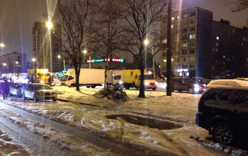 В Петербурге водитель автобуса почувствовал недомогание и спровоцировал ДТП В Петербурге водитель автобуса почувствовал недомогание и спровоцировал ДТП (1)