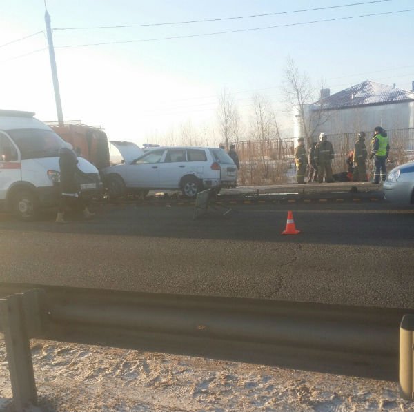 В Улан-Удэ иномарка сбила дорожных рабочих (2)