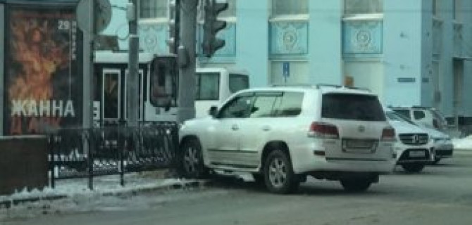 В Ростове Lexus врезался в ограждение