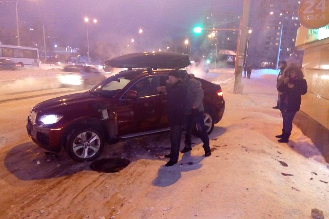 В Кемерове иномарка врезалась в остановку В Кемерове иномарка врезалась в остановку (2)
