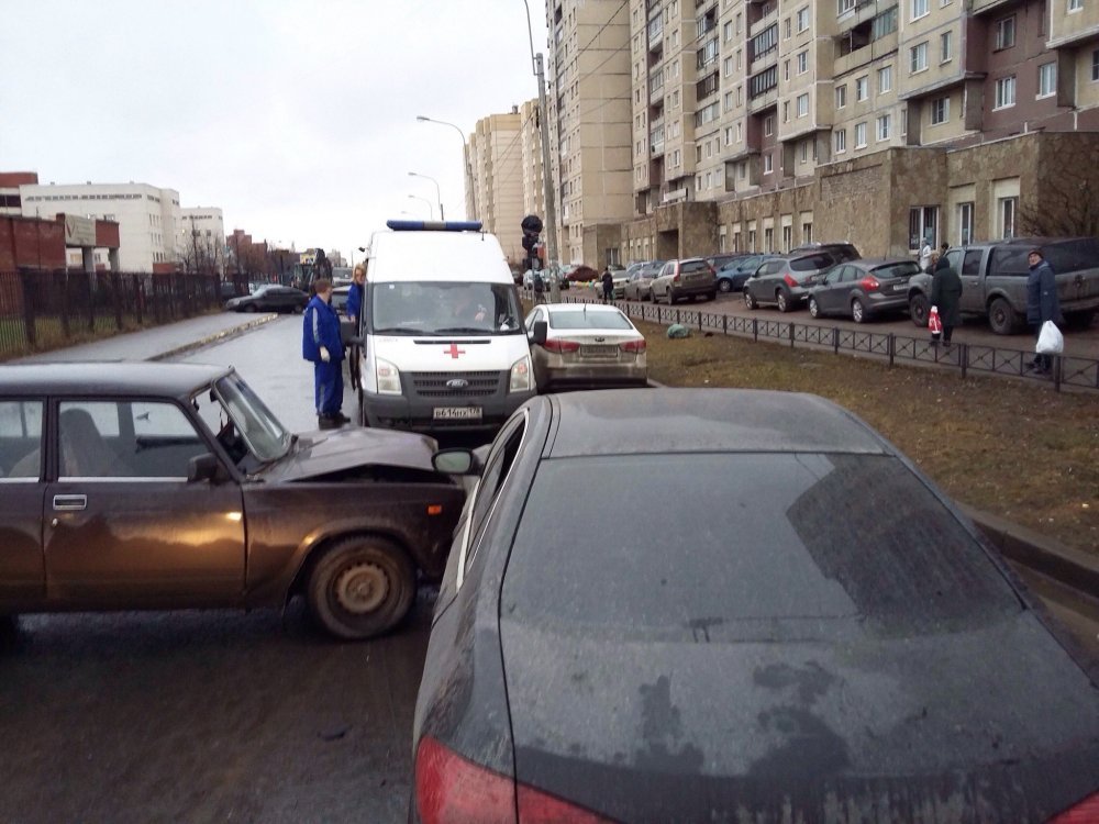 В ДТП в Купчино пострадали трое детей В ДТП в Купчино пострадали трое детей (2)