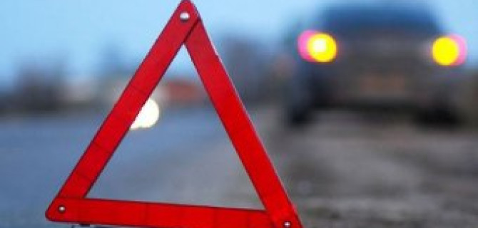 На Ярославском шоссе в Москве автомобиль врезался в столб