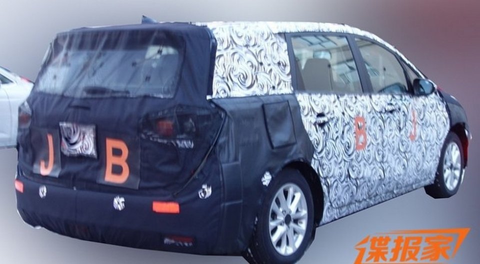 Buick тестирует новый минивэн GL6 в Китае (1)