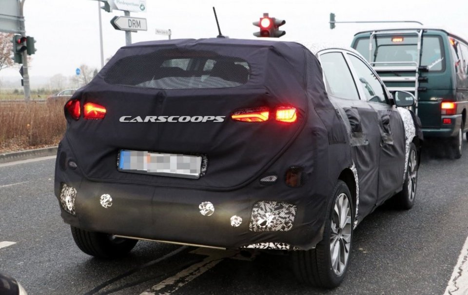 В Сети появились фото нового субкомпактного кроссовера Hyundai (5)