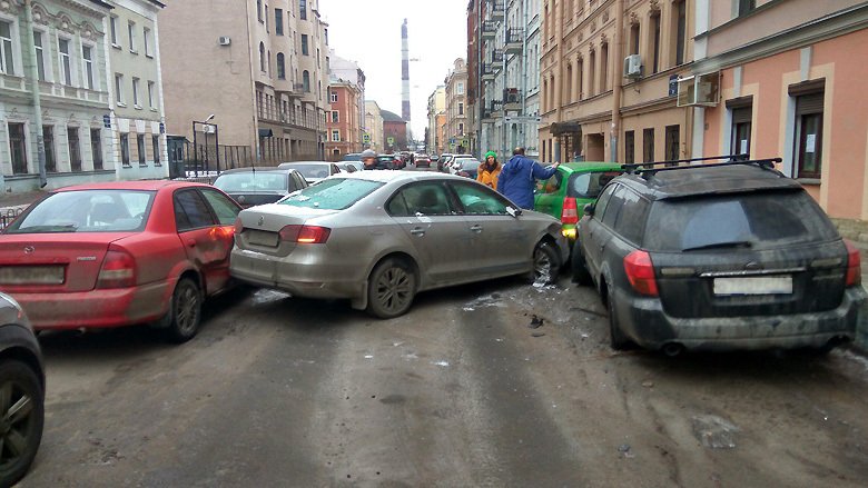 В Петербурге пьяный водитель протаранил несколько автомобилей (1)